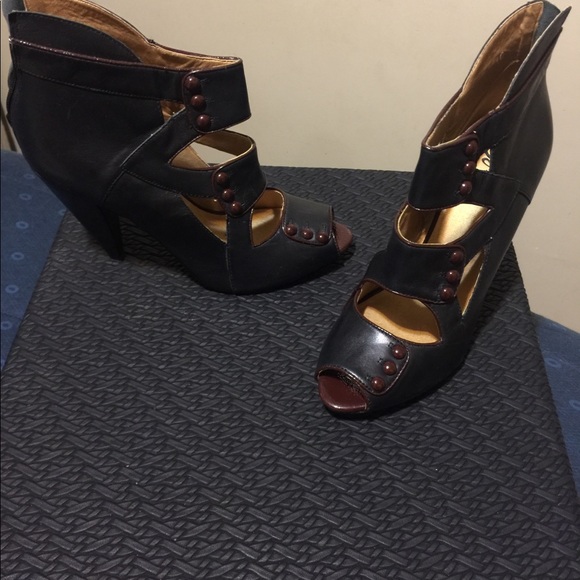 Beautiful shoes. - Picture 3 of 6